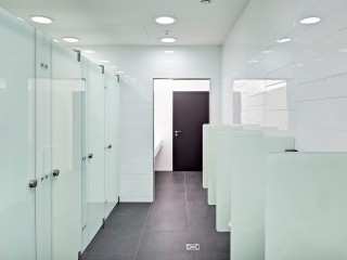 Сантехнические перегородки из стекла